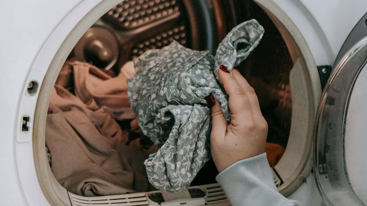Washing Machine Load Size: বেশি জামা ভরলেই বিপদ! ওয়াশিং মেশিনে একসঙ্গে কটা কাপড় কাচা উচিত? নিয়ম জানেন না অনেকেই...