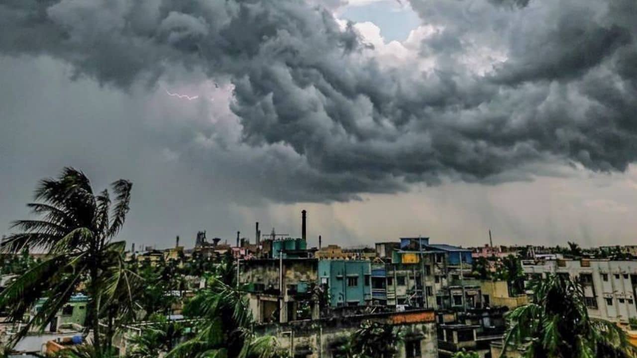 Bengal weather update: আর ২-৩ ঘণ্টার মধ্যেই ১৮০ ডিগ্রি ঘুরে যাবে খেলা, জারি সতর্কতা