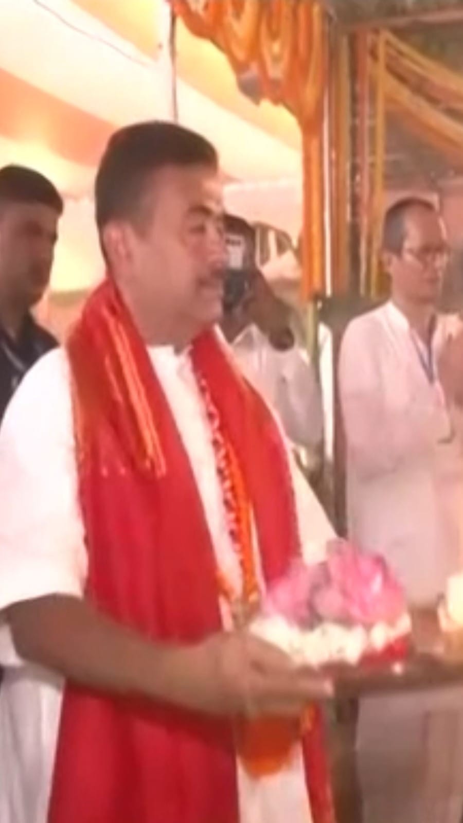 গো-মাতাকে মালা পরিয়ে লাড্ডু খাওয়ালেন মুখ্যমন্ত্রী