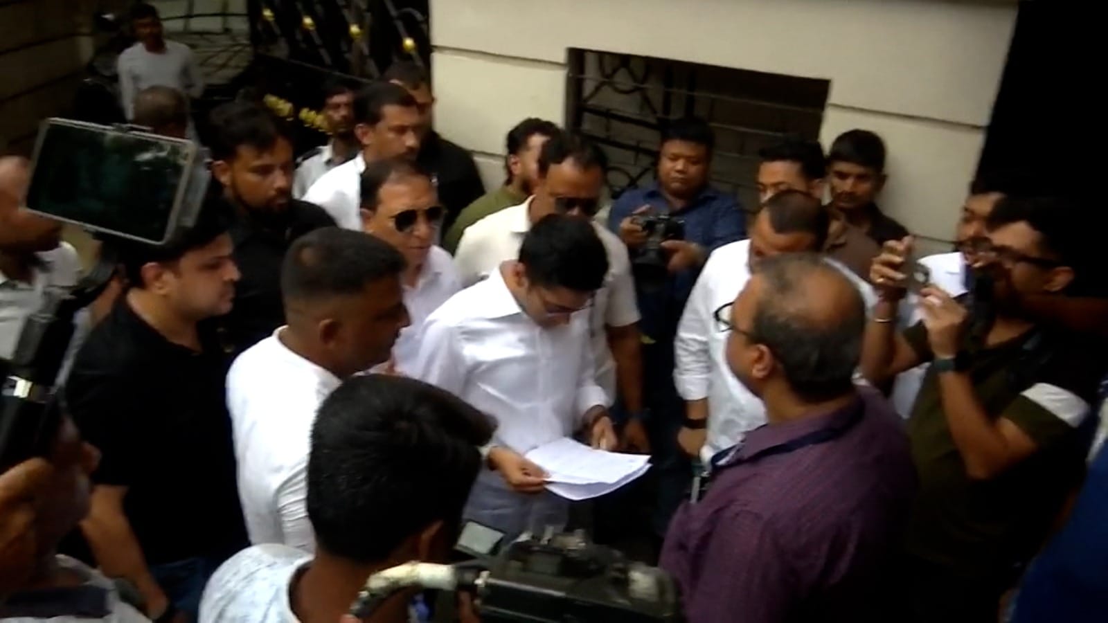 CID at Abhishek Banerjee House: 'সাত বছর ধরে এখানেই থাকি', কালীঘাটে সিআইডি-র হাত থেকে নোটিস গ্রহণ করলেন অভিষেক | CID team at TMC MP Abhishek Banerjee's house at Bhabanipur | TV9 Bangla