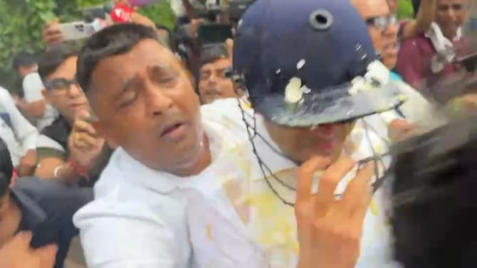 LIVE: 'দেখুন কী অবস্থা করেছে', গায়ে ভর্তি ডিম, জামা ছিঁড়ল অভিষেকের
