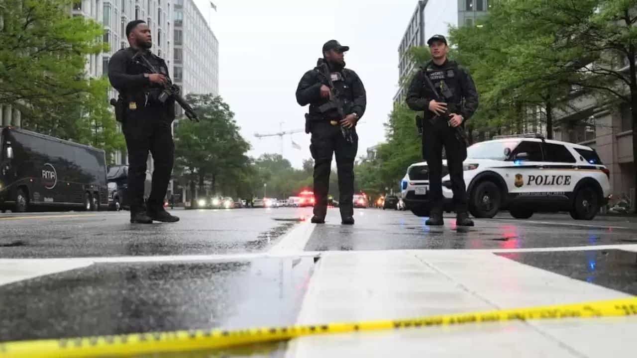 Gunfire erupted near the White House: ভিতরে ট্রাম্প, হোয়াইট হাউসের কাছে ফের চলল গুলি, এলাকা ঘিরে ফেলল সিক্রেট সার্ভিস Gunfire erupted near the White House: ভিতরে ট্রাম্প, হোয়াইট হাউসের কাছে ফের চলল গুলি, এলাকা ঘিরে ফেলল সিক্রেট সার্ভিস