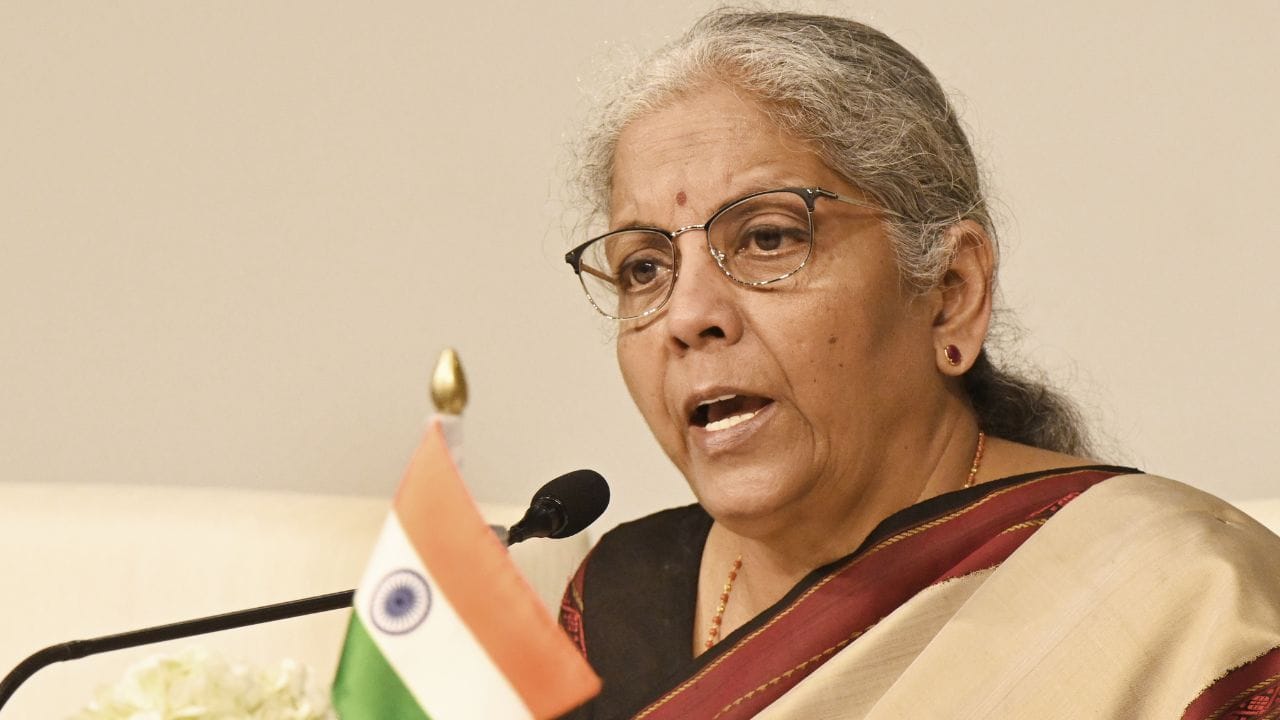 প্রধানমন্ত্রী নরেন্দ্র মোদির জ্বালানি সাশ্রয়ের আহ্বানের পর কিছু মানুষের তৈরী করা নেতিবাচক ও হতাশাজনক পরিবেশের তীব্র সমালোচনা করেন অর্থমন্ত্রী। তিনি সাফ জানান, দেশে অযথা ভয় ছড়ানোর কোনও সুযোগ নেই ও এই সময়ে জনগণের সরকারের উপর আস্থা রাখা অত্যন্ত জরুরি। (Credit - Getty Images)