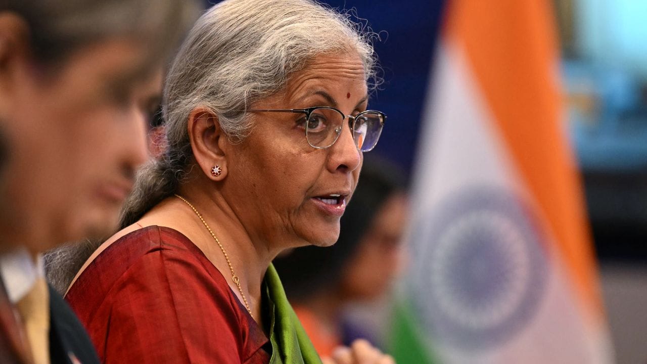 স্মল ইন্ডাস্ট্রিজ ডেভেলপমেন্ট ব্যাঙ্ক অফ ইন্ডিয়া বা সিডবি-র ৩৭ তম প্রতিষ্ঠা দিবস উদযাপন অনুষ্ঠানে এসে কেন্দ্রীয় অর্থমন্ত্রী নির্মলা সীতারামন দেশের অর্থনীতি নিয়ে অত্যন্ত ইতিবাচক বার্তা দিয়েছেন ও জানিয়েছেন যে বিশ্বের নানা সঙ্কটের মধ্যেও বর্তমান ভারতের অর্থনীতি বেশ শক্তিশালী রয়েছে। (Credit - Getty Images)