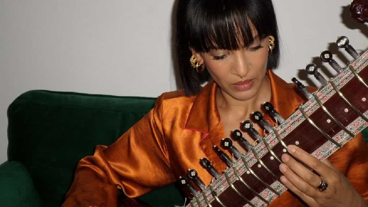 Anoushka Shankar Fan Encounter: আচমকা অনুষ্কাকে কোলে তুলে নিল ভক্ত, তারপর যা ঘটল...