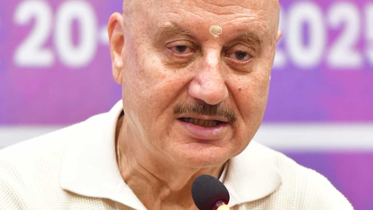 Anupam Kher supports: নির্দ্বিধায় সই করেছিলেন ব্ল্যাঙ্ক চেকে, কী ঘটেছিল অনুপমের জীবনে? Anupam Kher supports: নির্দ্বিধায় সই করেছিলেন ব্ল্যাঙ্ক চেকে, কী ঘটেছিল অনুপমের জীবনে?