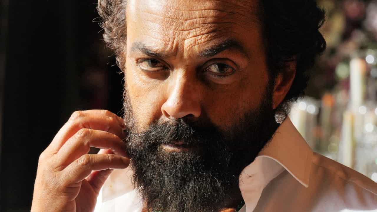 Bobby Deol returns from UK: বিদেশের শুটিং মাঝপথে ফেলে তড়িঘড়ি দেশে ফিরলেন ববি, কী ঘটেছে?