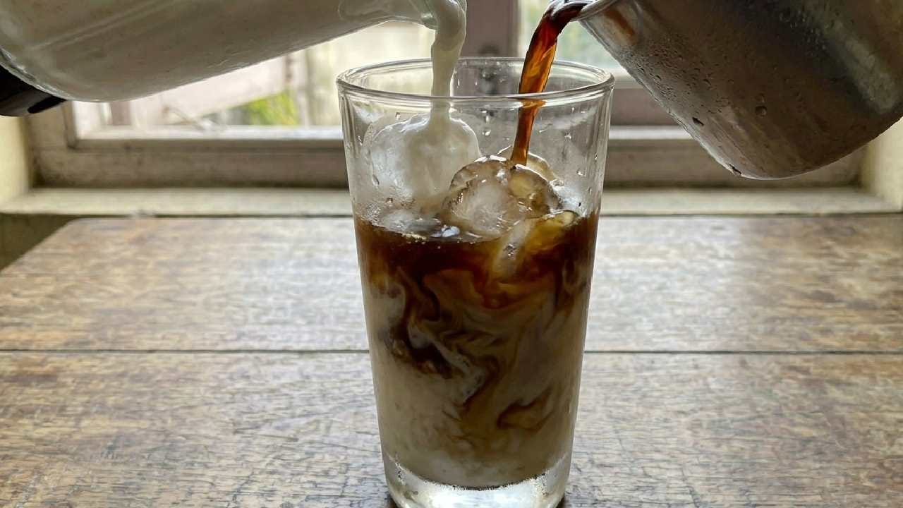 এবার ব্লেন্ড করা ডাবের মিশ্রণটির মধ্যে ঠান্ডা কফি লিকার ঢেলে দিন। ভালো করে মিশিয়ে নিয়ে গ্লাসে ঢালুন এবং উপর থেকে ছড়িয়ে দিন প্রচুর বরফ কুঁচি। চাইলে সাজানোর জন্য উপরে সামান্য কফি পাউডার বা চকোলেট শেভিংস দিয়ে পরিবেশন করতে পারেন। Gemini Ai