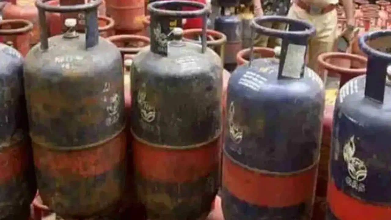 Commercial LPG cylinder: আরও দামি হল বাণিজ্যিক গ্যাস, রেস্তরাঁয় খাওয়ার খরচ বাড়বে?