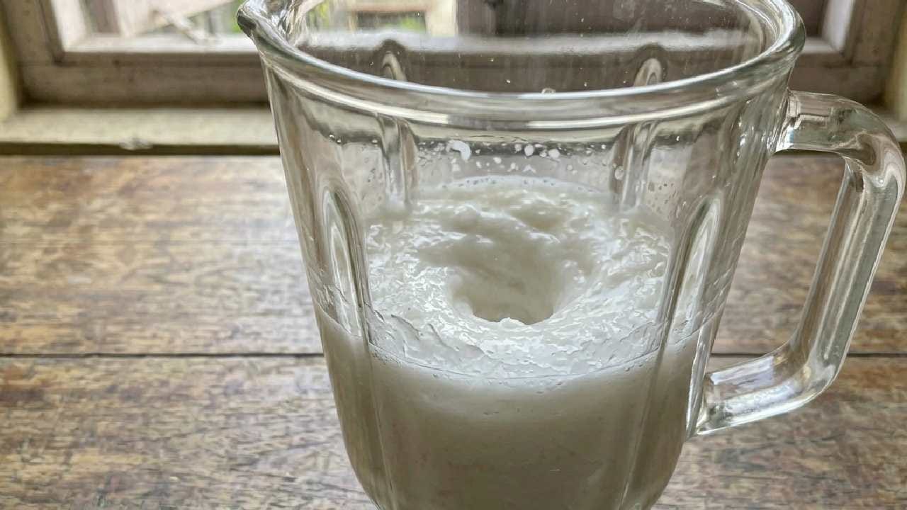ব্লেন্ডারে থাকা ডাবের মিশ্রণের সঙ্গে এবার মিশিয়ে দিন মধু ও দুধ। সমস্ত উপকরণগুলো ভালো করে ব্লেন্ড করে নিন যতক্ষণ না একটা মসৃণ এবং মাখো মাখো টেক্সচার তৈরি হচ্ছে। মধুর বদলে চাইলে ডাবের মিষ্টি বুঝে চিনির সিরাপও দিতে পারেন। Gemini Ai
