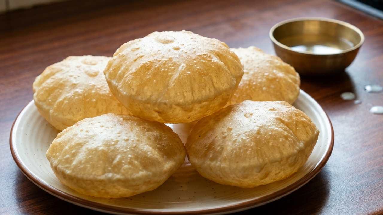 লুচি খেতে ভালোবাসেন না এমন বাঙালি মেলা ভার, কিন্তু ডুবো তেলের ভয়ে অনেকেই পিছিয়ে আসেন। তবে ওজন বাড়ার দুশ্চিন্তা কাটিয়ে এবার আপনিও নিতে পারেন লুচির স্বাদ। কোনও তেল ছাড়াই জল ব্যবহার করে কীভাবে ফুলকো লুচি তৈরি করা যায়, সেই রহস্যই জেনে নিন। Gemini Ai