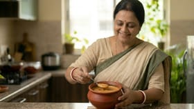 মাত্র আধ ঘণ্টায়, বাড়িতেই তৈরি করুন দোকানের মতো পারফেক্ট মিষ্টি দই