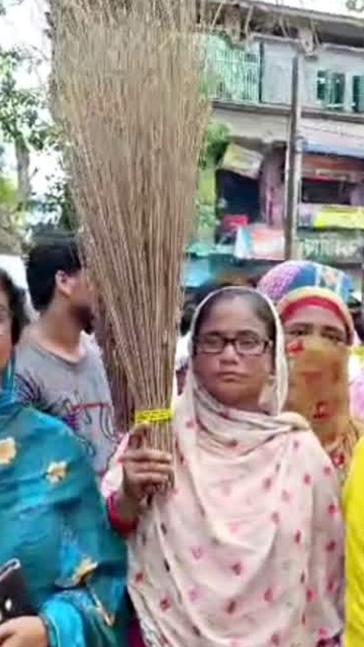 কোষাগার শূন্য, মিলছে না বেতন! রানাঘাট পুরসভার সামনে ঝাড়ু হাতে বিক্ষোভ দেখালেন অস্থায়ী কর্মীরা