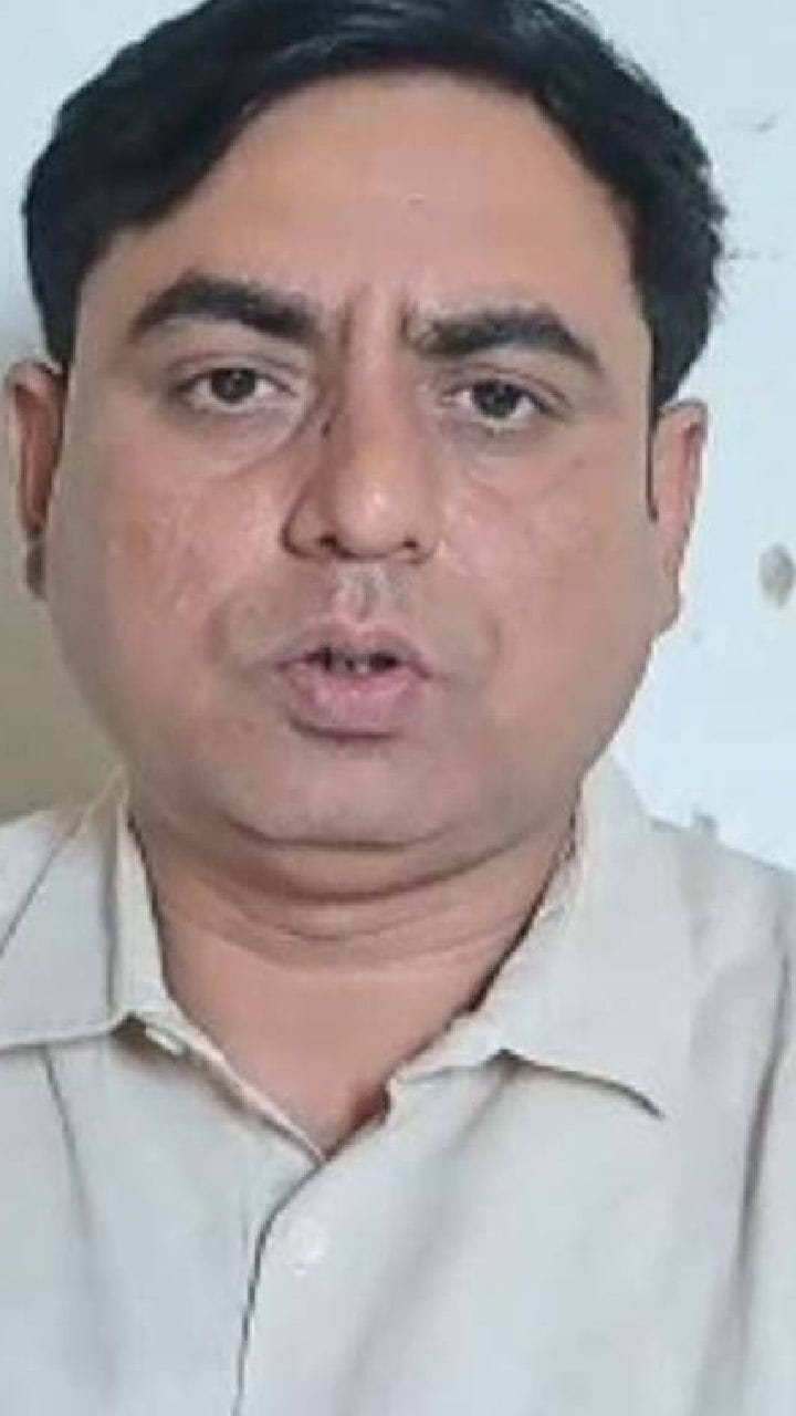 ‘প্রাণহানির আশঙ্কা’! কোমরে রিভলভার নিয়ে বাড়ির সামনে ঘুরছে দুষ্কৃতী, পুলিশের বিরুদ্ধে সরব কাইজার আহমেদ