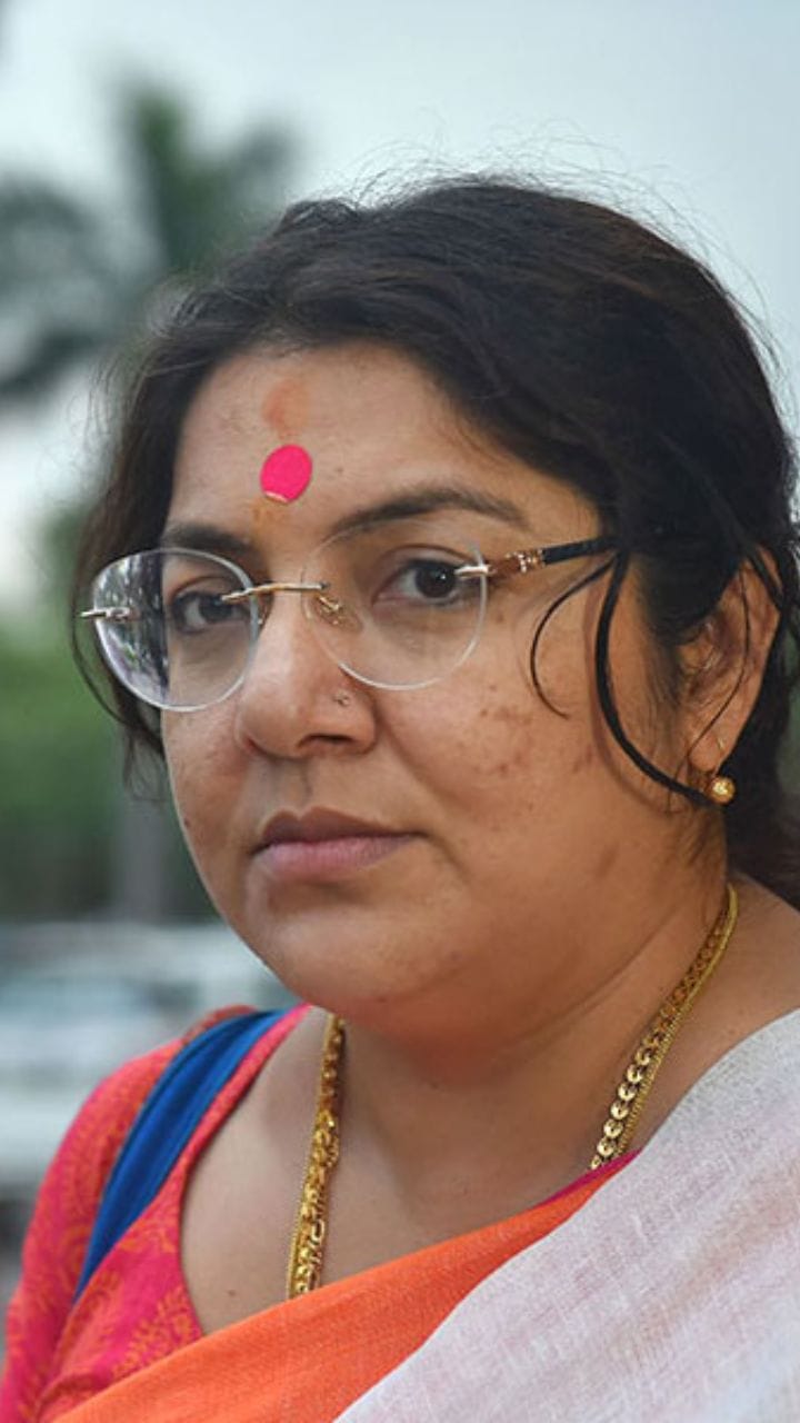 'শিল্পীর সম্মান রাজনৈতিক রঙের ঊর্ধ্বে গিয়ে দেওয়া হোক'