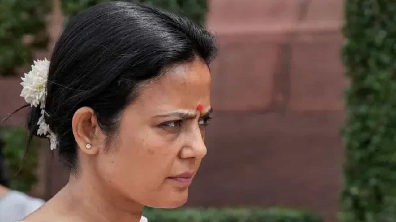 Mahua Moitra FIR Controversy: 'গরু' নিয়ে মন্তব্য, এবার মহুয়া মৈত্রের বিরুদ্ধে FIR Mahua Moitra FIR Controversy: 'গরু' নিয়ে মন্তব্য, এবার মহুয়া মৈত্রের বিরুদ্ধে FIR