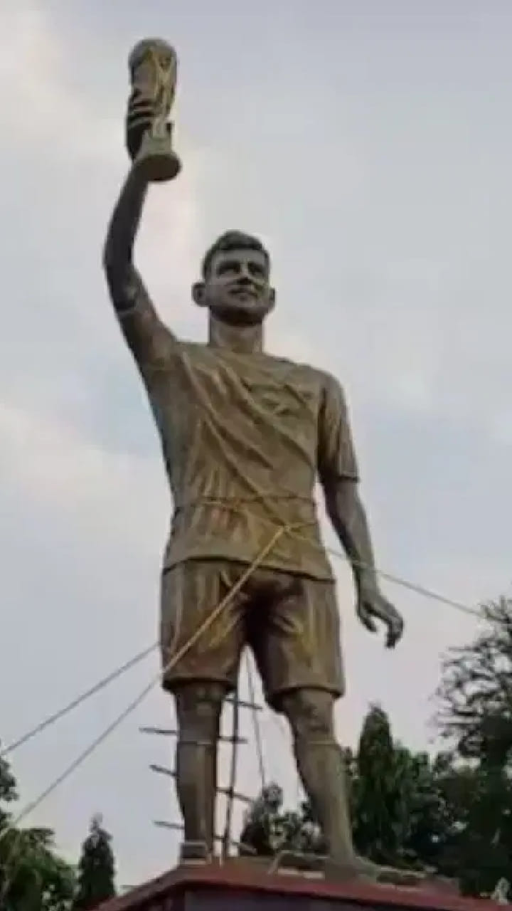 হাওয়ায় দুলছে মেসির মূর্তি! যে কোনও মুহূর্তে বিপদের আশঙ্কায় কাঁপছেন এলাকাবাসী