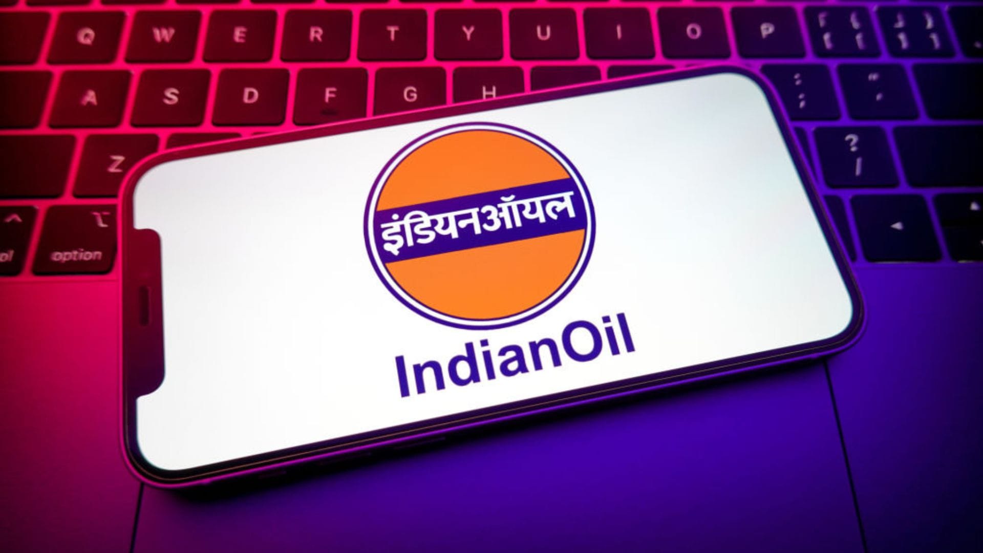 চলতি মে মাসে ১ থেকে ২২ তারিখ অবধি দেশে পেট্রোলের বিক্রি গত বছরের তুলনায় প্রায় ১৪% বৃদ্ধি পেয়েছে। অন্যদিকে, ডিজেলের বিক্রি বেড়েছে প্রায় ১৮%। এই পরিসংখ্যানই প্রমান করছে জ্বালানির চাহিদা বর্তমানে কতটা তুঙ্গে। (Credit - Getty Images)  