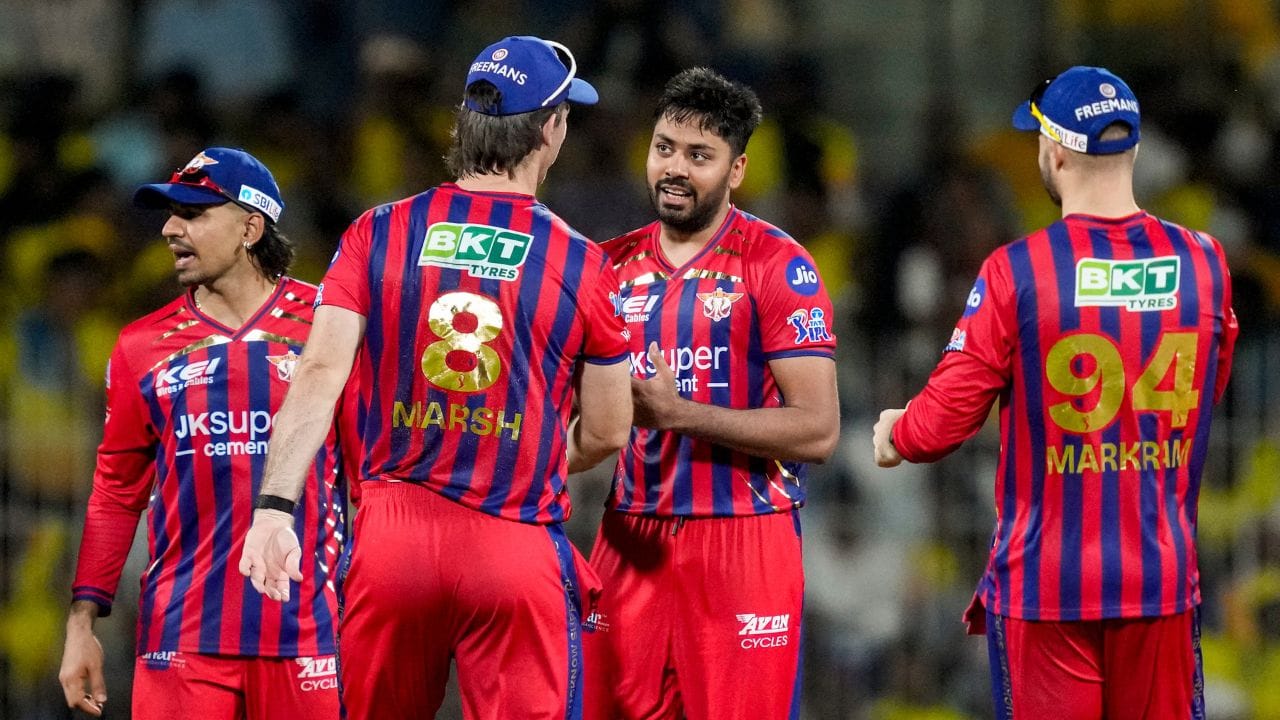 আইপিএল মধ্যগগনে। ইতিমধ্যেই বিদায় নিয়েছে লখনৌ সুপারজায়ান্টস ও মুম্বই ইন্ডিয়ান্স। এই মুহূর্তে প্লে-অফের লড়াই এখন ৮ দলের মধ্যে সীমাবদ্ধ। লিগ টেবিলের যা পরিস্থিতি, তাতে প্রতিটি ম্যাচই এখন দলগুলোর কাছে ফাইনালের সমান। ক্রিকেট প্রেমীদের নজর এখন শেষ চারের লড়াইয়ের দিকে। (Credit - PTI)
