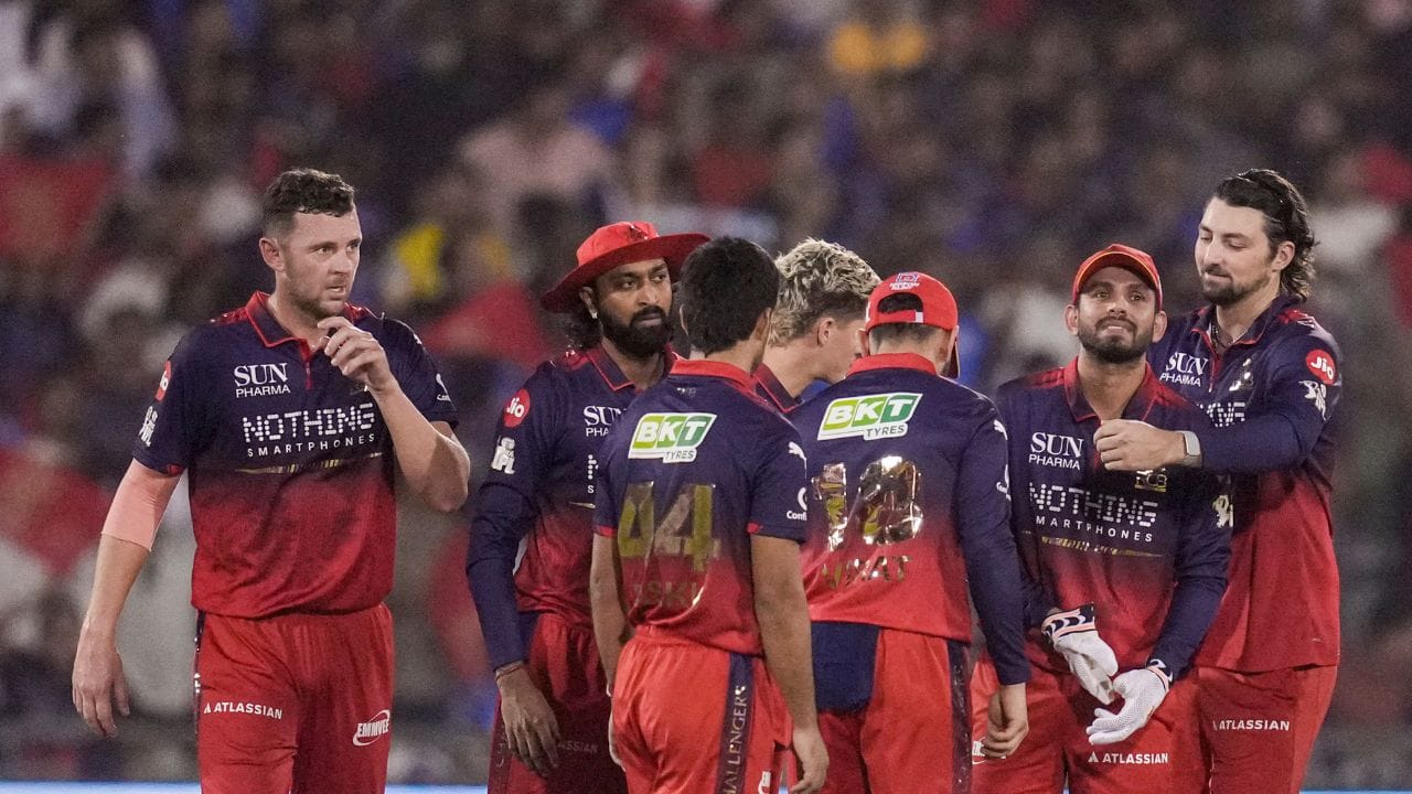পয়েন্ট তালিকায় বেশ মজবুত জায়গায় রয়েছে রয়্যাল চ্যালেঞ্জার্স বেঙ্গালুরু। বাকি ৩ ম্যাচের মধ্যে একটি ম্যাচে জিতলেই প্লে-অফ নিশ্চিত করে ফেলবে আরসিবি। তাদের লক্ষ্য এখন টেবিলের প্রথম দুই স্থানে থাকা।(Credit - PTI)