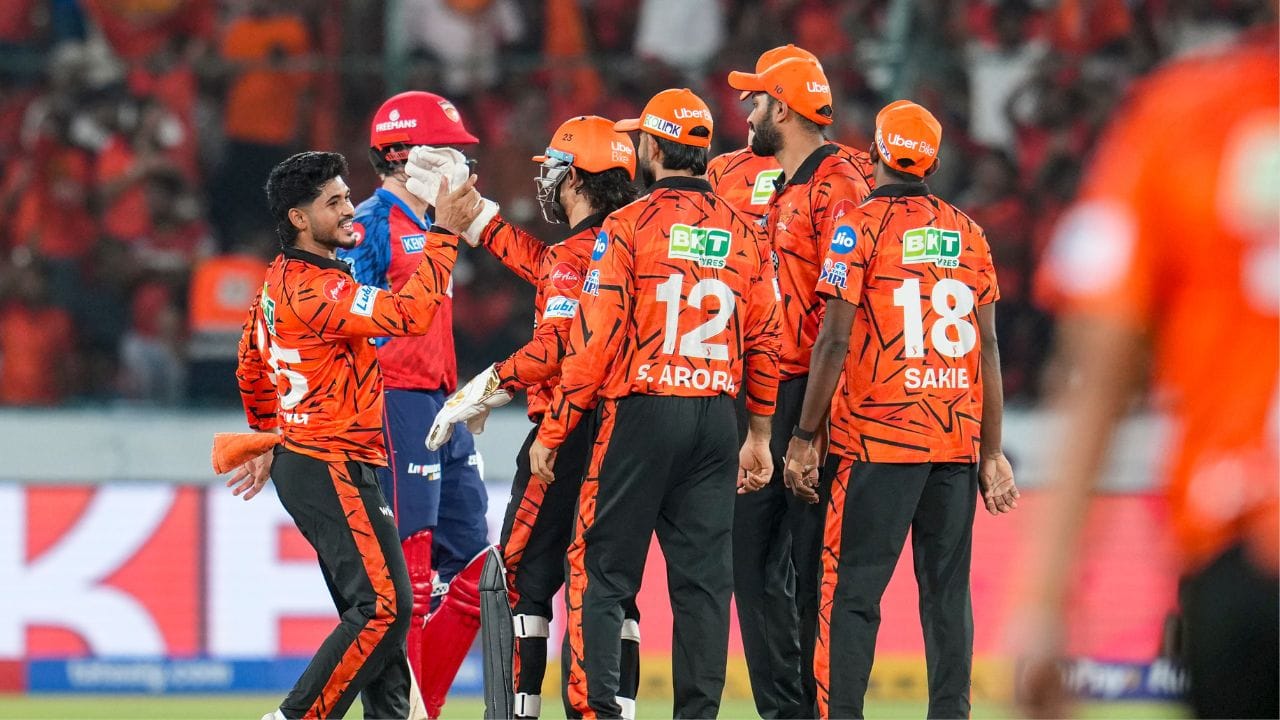প্যাট কামিন্সের নেতৃত্বাধীন সানরাইজার্স হায়দরাবাদও শেষ চারের খুব কাছে দাঁড়িয়ে। বেঙ্গালুরুর মতো তারাও আর একটি ম্যাচ জিতলেই শেষ চারের জায়গা নিশ্চিত করবে। তবে শীর্ষ দুইয়ে থাকতে হলে তাদের রানরেটের দিকেও বিশেষ নজর দিতে হবে।(Credit - PTI)