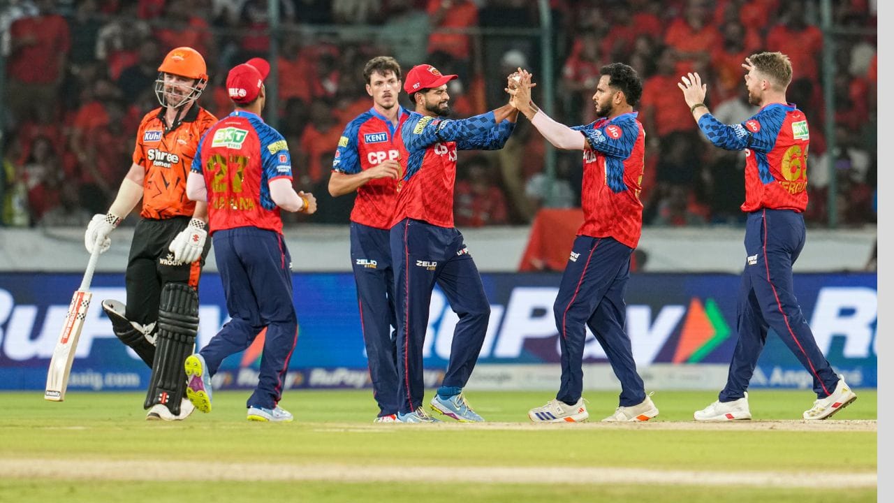 হাতে বেশি ম্যাচ থাকায় শ্রেয়স আইয়ারের পঞ্জাব কিংস বর্তমানে স্বস্তিতে। বাকি ৪ ম্যাচের মধ্যে ২ ম্যাচ জিতলেই তারা উঠে যাবে প্লে-অফে। বিদায় নেওয়া দলগুলোর বিরুদ্ধে ম্যাচ থাকায় বাড়তি সুবিধে পাবে পাঞ্জাব।(Credit - PTI) 
