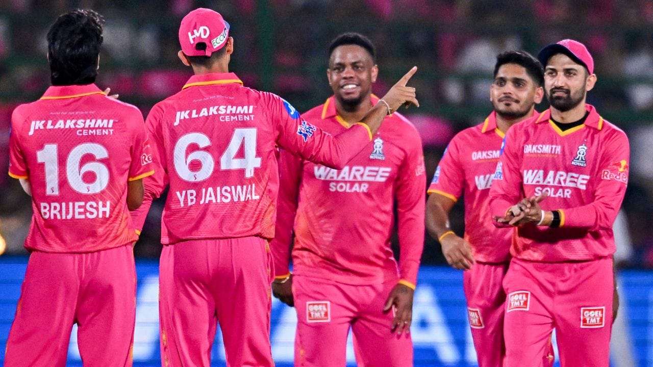  রাজস্থানের জন্যও এই আইপিএল সমান ভাবে গুরুত্বপূর্ণ। বাকি ৩ ম্যাচের মধ্যে ২ ম্যাচ জিতলেও হাতছাড়া হতে পারে প্লে-অফ। এর ফলে ৩ ম্যাচেই জয় দরকার বৈভব-রিয়ান পরাগদের।(Credit - PTI) 
