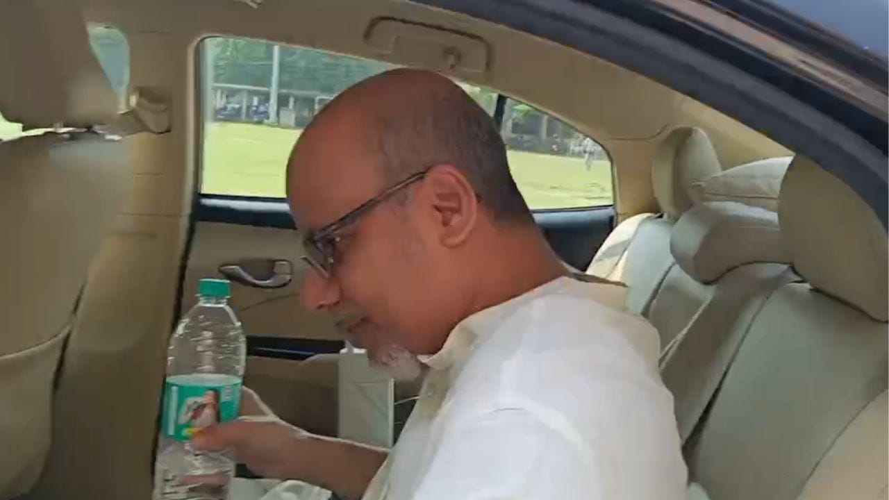 ত্রিশূলের মাথায় কন্ডোম মামলায় আত্মসমর্পণ করলেন শ্রীজাত, তারপর…