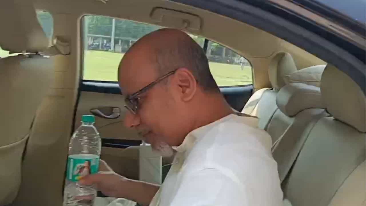 ত্রিশূলের মাথায় কন্ডোম মামলায় আত্মসমর্পণ করলেন শ্রীজাত, তারপর... ত্রিশূলের মাথায় কন্ডোম মামলায় আত্মসমর্পণ করলেন শ্রীজাত, তারপর...