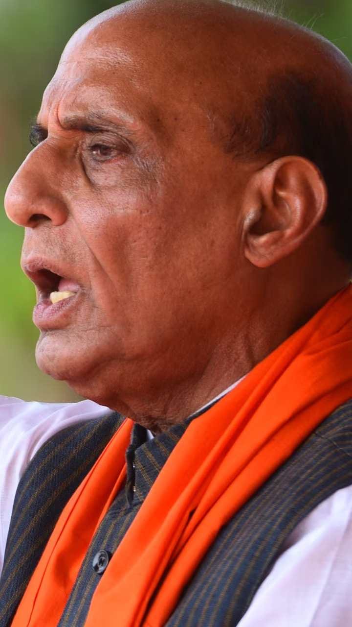 কে হবেন পরবর্তী মুখ্যমন্ত্রী? জয়ী বিধায়কদের সঙ্গে বৈঠকে বসতে কলকাতায় রাজনাথ সিং