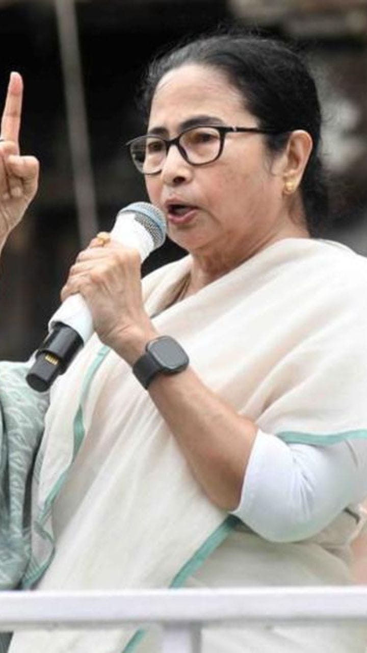 প্রাক্তন মুখ্যমন্ত্রীকে নিয়ে বিস্ফোরক মন্তব্য চাকরিপ্রার্থীর!