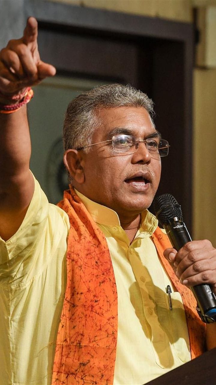 কীর্তনের তালে কোমর দোলালেন দিলীপ