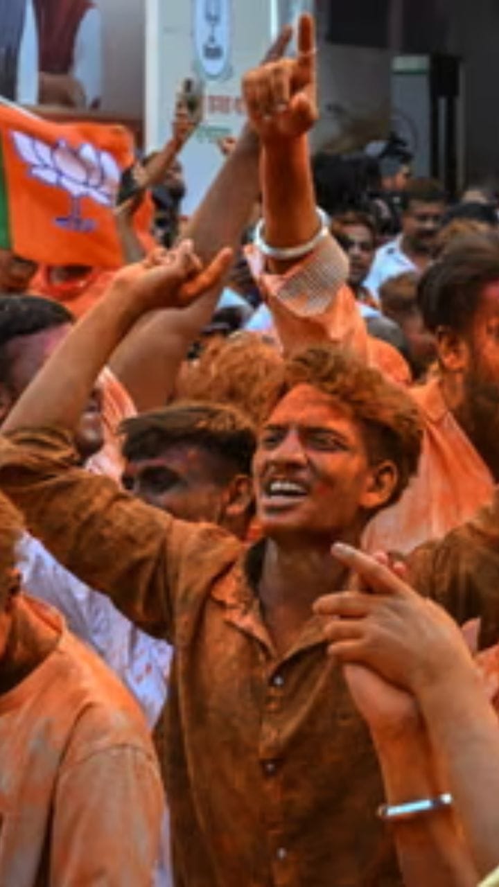 গেরুয়া পতাকায়  'ঢেকেছে' শিয়ালদহ!