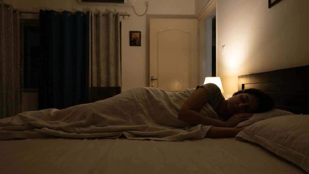 অনেকেই গভীর ঘুমের দেশে পা দেওয়ার ঠিক আগেই অনুভব করেন এক অদ্ভুত ঝাঁকুনি। মনে হয় যেন কোনও উঁচু পাহাড় থেকে পড়ে যাচ্ছেন অথবা শরীরটা আচমকা মোচড় দিয়ে উঠল। চিকিৎসাবিজ্ঞানে এই অবস্থাকেই বলা হয় 'হিপনিক জার্ক' বা স্লিপ স্টার্টার। Gemini AI