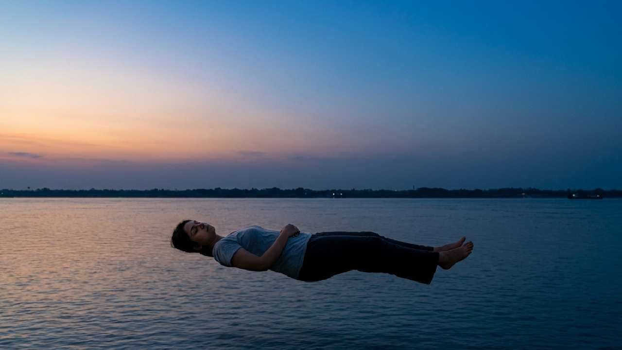 বেষণায় দেখা গিয়েছে, সারা বিশ্বের প্রায় ৬০ থেকে ৭০ শতাংশ মানুষ এই অভিজ্ঞতার মধ্য দিয়ে যান। সাধারণত যখন হৃদস্পন্দন এবং শ্বাস-প্রশ্বাসের গতি কমতে থাকে, ঠিক সেই সন্ধিক্ষণেই এই ঝাঁকুনি বা কম্পন অনুভূত হয়ে থাকে। Gemini AI