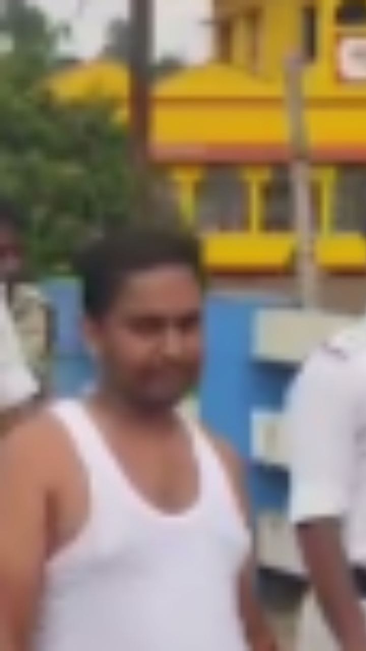অভিযোগ তোলা তোলার, পুলিশ-CRPF মিলে কোমরে দড়ি বেঁধে হাঁটাল হোমগার্ডকে