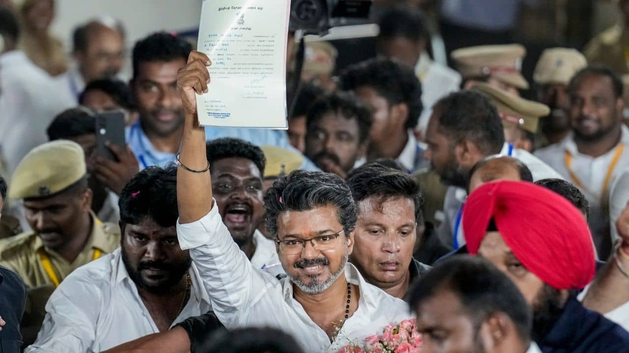 Tamil Nadu Government Formation: ভোটের রেজাল্টের পরই চলছে আসল খেলা! বিজয়ের ১০৭ বিধায়কই ইস্তফা দেবেন যদি....