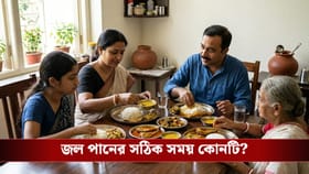 খাবার খেতে খেতে ঢক ঢক করে জল খাচ্ছেন! শরীরে কী কী ঘটে জানেন?