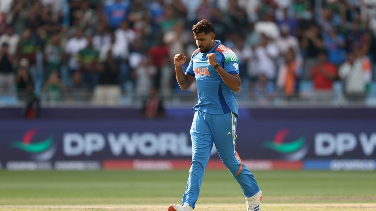 আফগানিস্তানের বিরুদ্ধে একটি মাত্র টেস্টে বিশাল ব্যবধানে জিতেছে ভারত। একই সঙ্গে ৩ ওয়ান ডেও খেলছে ভারত। এর মধ্যে প্রথম ২ ওয়ানডে ম্যাচেই জয় পেয়েছেন রোহিতরা। আজ ভারত জিতবে কি না, উত্তর দেবে সময়। (Credit - Getty Images)