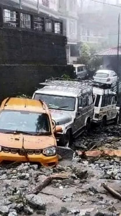 জলের তোড়ে হুড়মুড়িয়ে ভাঙল ব্রিজ! দেখুন