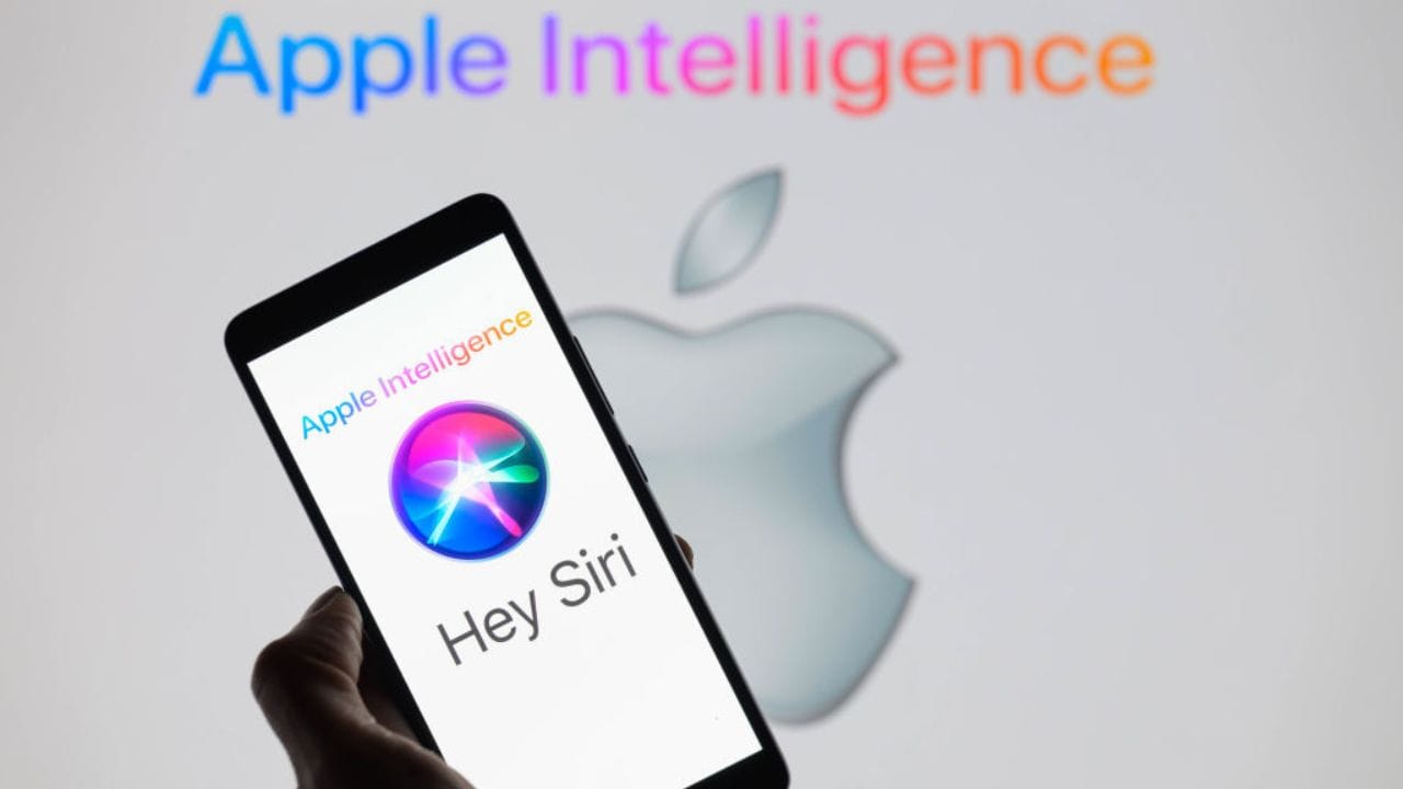 ক্যামেরার সঙ্গে যুক্ত করে SIRI-কে দিয়ে কোনও খাবার, জিনিস বা পণ্যের সম্পর্কে কোনও তথ্য জানতে পারবেন ব্যবহারকারীরা। যে কাজ করতে পারে গুগল লেন্স, সেই কাজ এবার SIRI-তেও করা যাবে। (Credit - Getty Images)