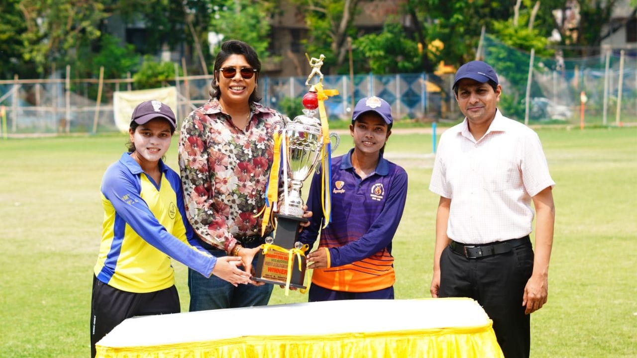 এই ম্যাচের বিজয়ীদের হাতে ট্রফি, চ্যাম্পিয়ন ও রানার্স আপ দলের খেলোয়াড়দের হাতে জমকালো ট্রফি ও পুরস্কার তুলে দিলেন আমন্ত্রিত অতিথিরা। (Credit - TV9 Bangla)   