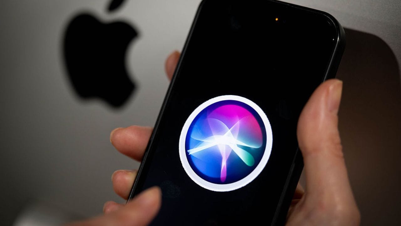 নতুন SIRI এখন কোনও পার্টির জন্য মেনু তৈরী করা, রেসিপি খোঁজা, মেসেজ থেকে কোনও তথ্য বের করা ও বন্ধুদের ইনভাইট পাঠানোর মতো কাজ করতে পারবে খুব সহজেই। (Credit - Getty Images)