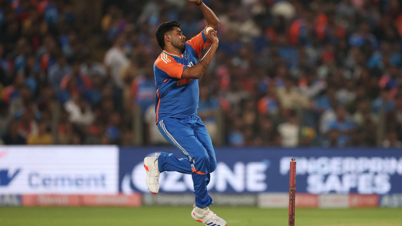 বছরের প্রথম দিকে টি-টোয়েন্টি বিশ্বকাপের আগে দক্ষিণ আফ্রিকার বিরুদ্ধে প্রস্তুতি ম্যাচে চোট পেয়ে টি-টোয়েন্টি বিশ্বকাপ ও আইপিএল থেকেও ছিটকে যান তিনি। তবে এই দীর্ঘ বিরতির পালা ছেড়ে অবশেষে মাঠে ফিরেছিলেন হর্ষিত। (Credit - Getty Images)