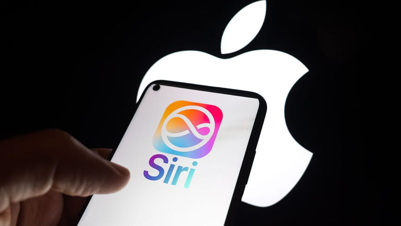 ২০১১ সালে শুরু হওয়া SIRI দীর্ঘদিন ধরে সমালোচনার কেন্দ্রে ছিল। নতুন সংস্করণে SIRI এখন আরও সহজভাবে কথোপকথন করবে, বিভিন্ন অ্যাপ ও ডিভাইসের মধ্যে কাজ করতে পারবে ও আরও ভালোভাবে কথা বুঝতে পারবে। এখন বিভিন্ন কাজ দ্রুত সম্পন্ন করতে পারবে। (Credit - Getty Images)