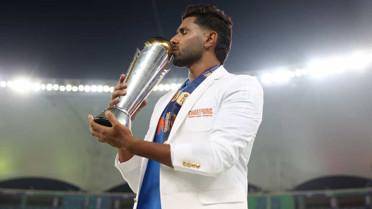আফগানিস্তানের বিরুদ্ধে তৃতীয় এক দিনের ম্যাচের আগেই সুখবর ভারতীয় শিবিরে। দলে ফিরলেন হর্ষিত রানা। দীর্ঘদিন চোট কাটিয়ে অবশেষে দলে ফিরেছেন তিনি। চেন্নাইয়ে দলের সঙ্গে যোগ দিয়েছেন হর্ষিত। তবে তিনি খেলবেন কি না, সেই নিশ্চয়তা দেওয়া সম্ভব নয়। (Credit - Getty Images)