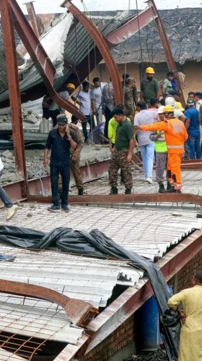 তারাতলার বিপর্যয়ের ৭২ ঘণ্টা পার, এখনও চলছে প্রাণের খোঁজ!