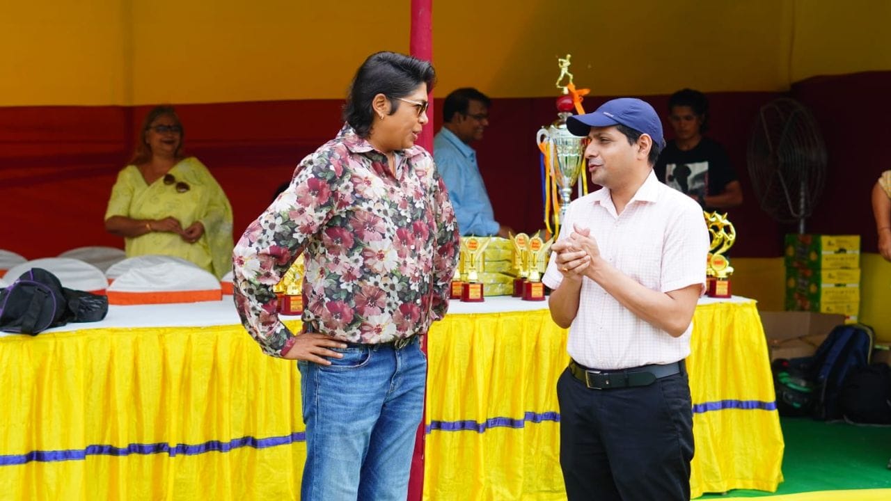 এই ফাইনাল ম্যাচের জৌলুস বহুগুন বাড়িয়ে দিতে মাঠে উপস্থিত ছিলেন প্রাক্তন ভারতীয় দলের কিংবদন্তি পেসার ও অধিনায়ক ঝুলন গোস্বামী। তাঁর সঙ্গে ছিলেন প্রাক্তন দূরদর্শী সিএবি সভাপতি অভিষেক ডালমিয়া। (Credit - TV9 Bangla)