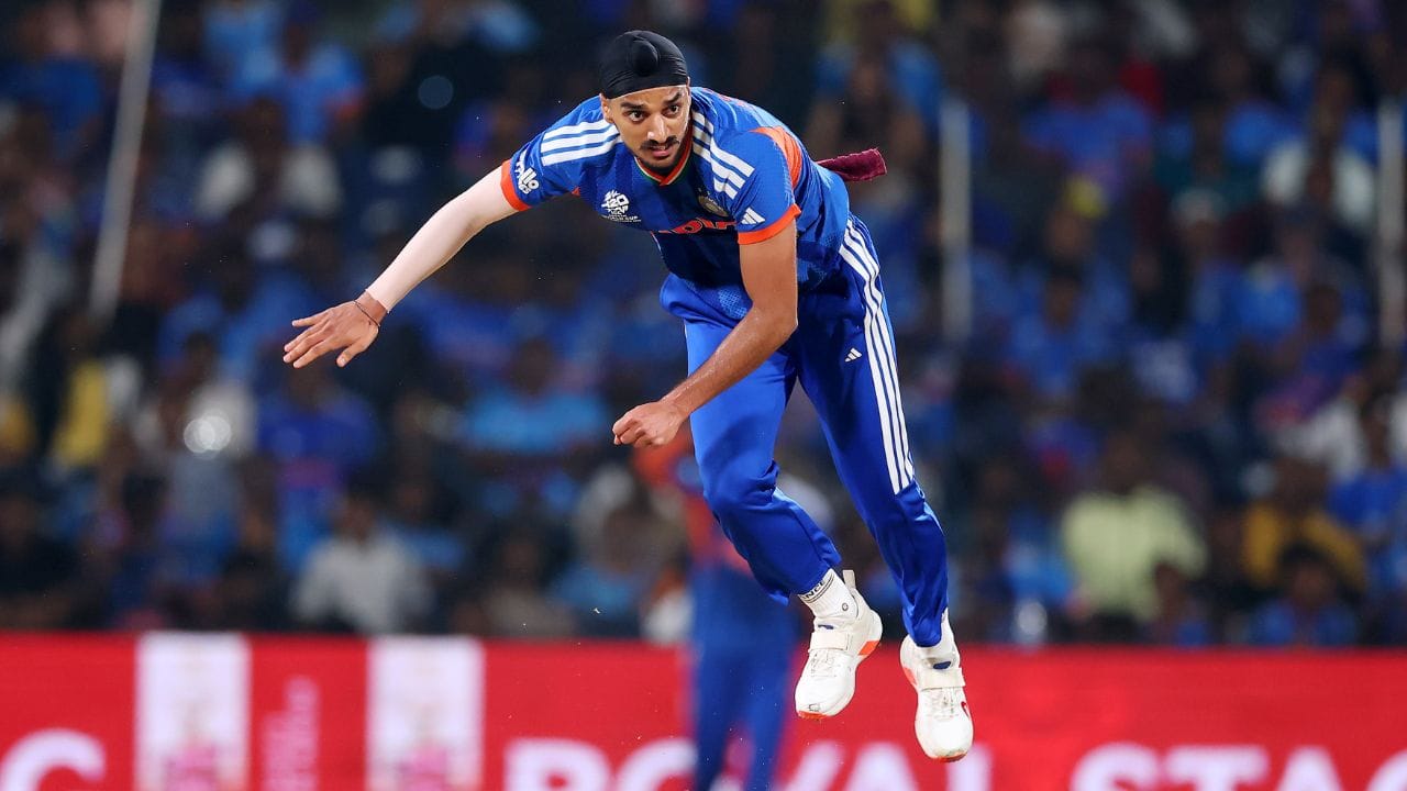 র্ষিতের প্রত্যাবর্তনে ভারতীয় দলের বোলিং নিয়ে নতুন সমীকরণ তৈরি হয়েছে। প্রিন্স যাদব ও গুরনুর ব্রার নামতে পেস বোলার হিসেবে। তাঁদের সঙ্গে মিডিয়াম পেসার হিসেবে রয়েছেন প্রসিদ্ধ কৃষ্ণা। আজ বসতে হল অর্শদীপ সিংকে, যদিও দ্বিতীয় ম্যাচে ৩ উইকেট পেয়েছিলেন এই পাঞ্জাবি তারকা। (Credit - Getty Images)
