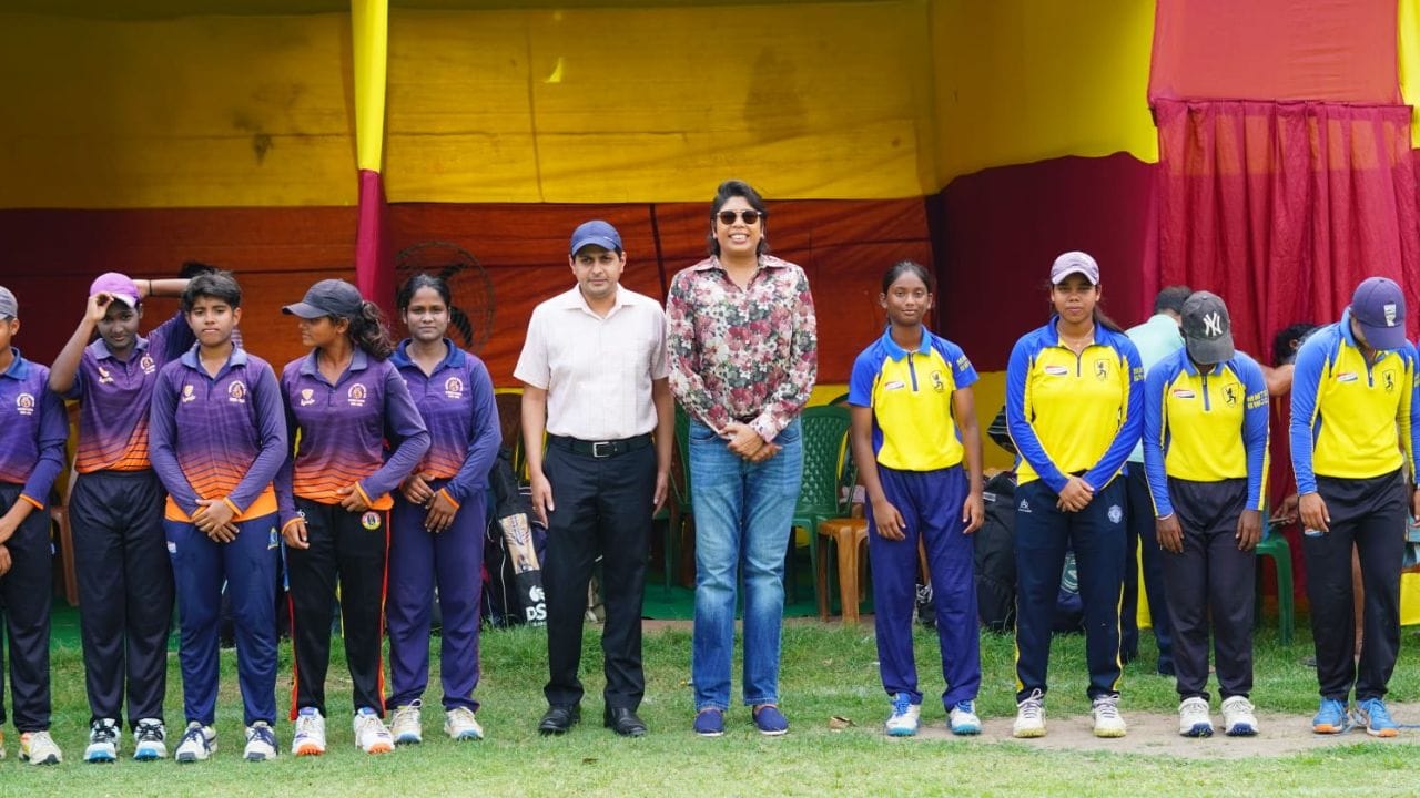টুর্নামেন্টের প্রধান ও ফাইনাল ম্যাচে মুখোমুখি হয়েছিল দুই শক্তিশালী ক্লাব মা সারদা ও রাণী ঝাঁসি। দুরন্ত এক হাইভোল্টেজ ম্যাচ চাক্ষুষ করলেন দর্শকরা। (Credit - TV9 Bangla)